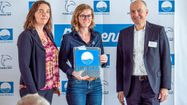 Sophie Preato, capitaine de l'Atalaya reçoit le Pavillon Bleu